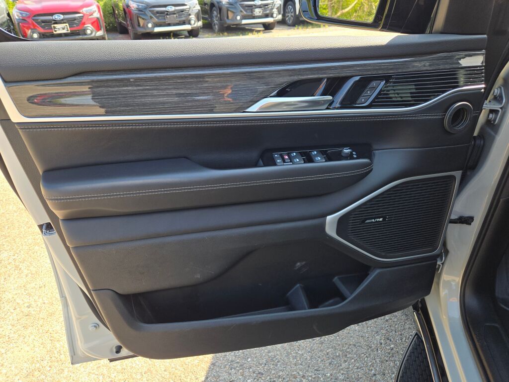 2022 Jeep Wagoneer Series III photo 22