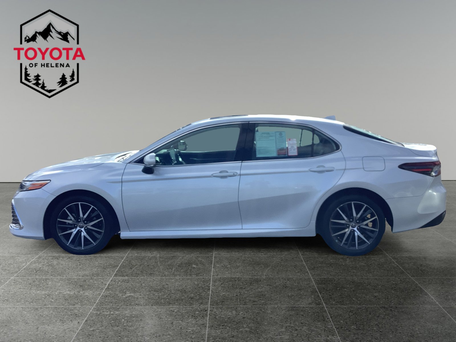 2022 Toyota Camry Hybrid XLE photo 2