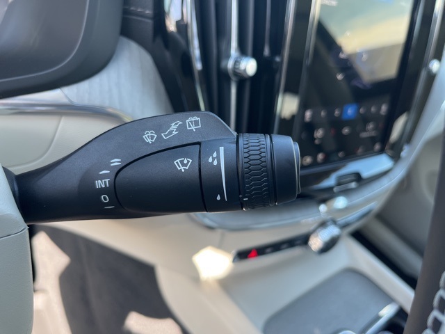 2025 Volvo XC60 B5 photo 13