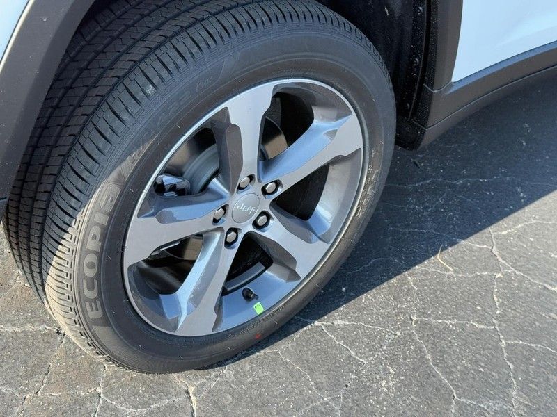 2025 Jeep Grand Cherokee Limited photo 4