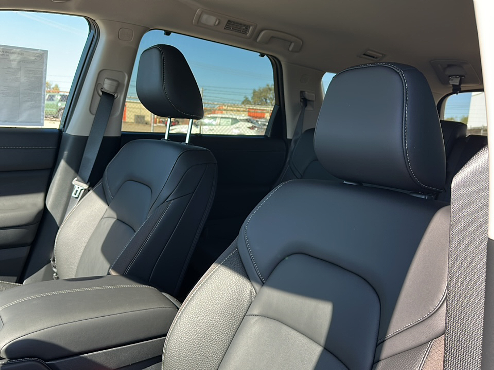 2025 Nissan Pathfinder SL photo 4