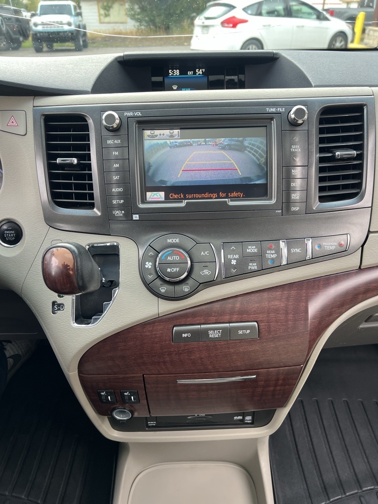 2014 Toyota Sienna photo 13