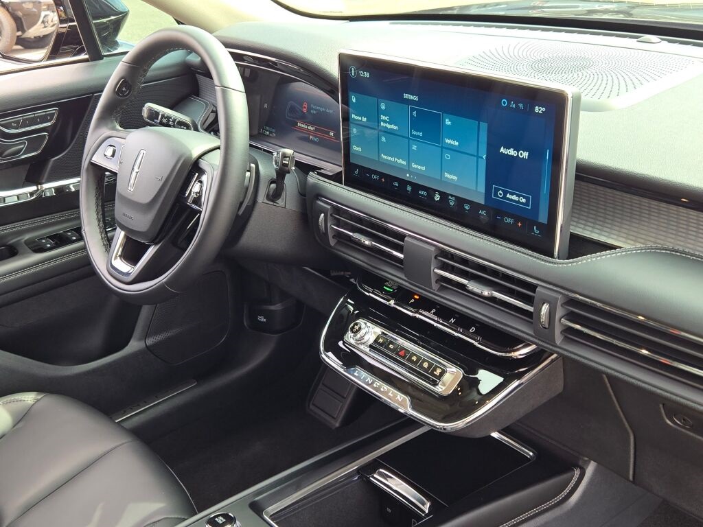 2025 Lincoln Corsair Premiere photo 3
