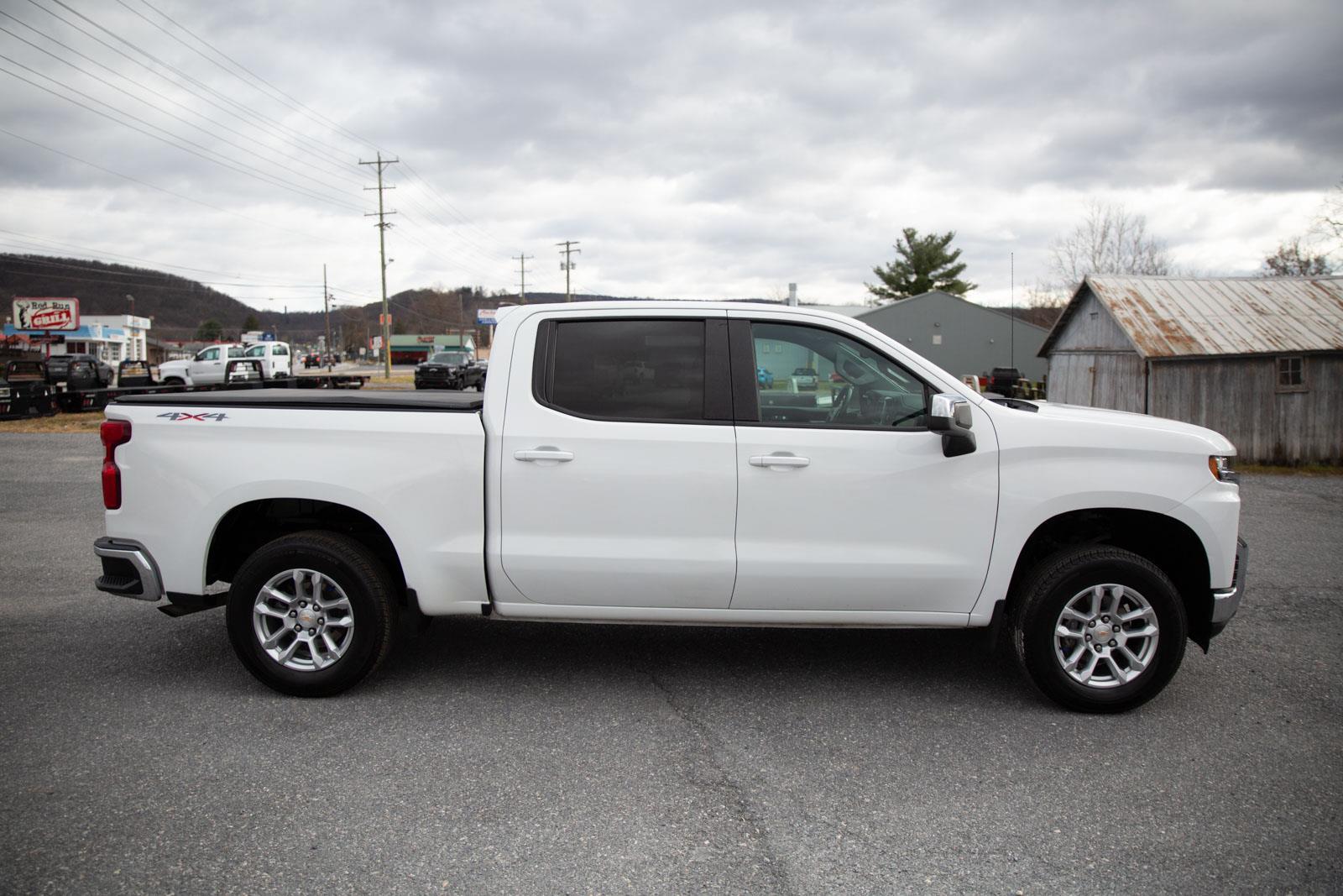 2020 Chevrolet Silverado 1500 LT photo 2