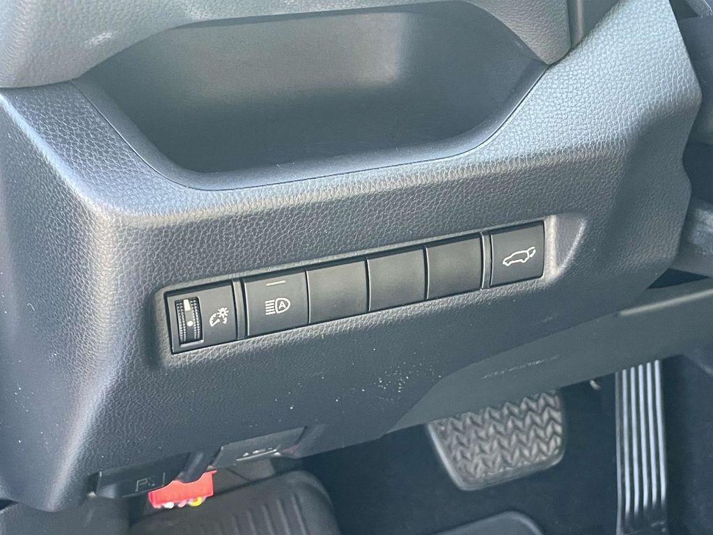 2020 Toyota RAV4 XLE photo 27
