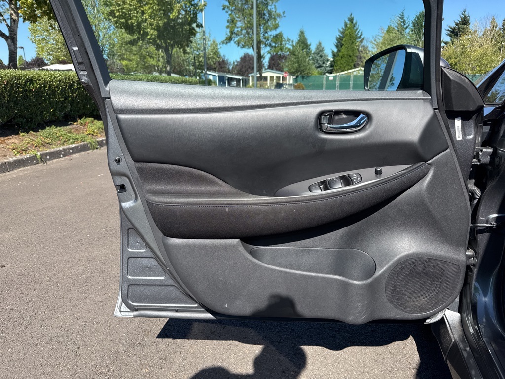 2024 Nissan Leaf S photo 17