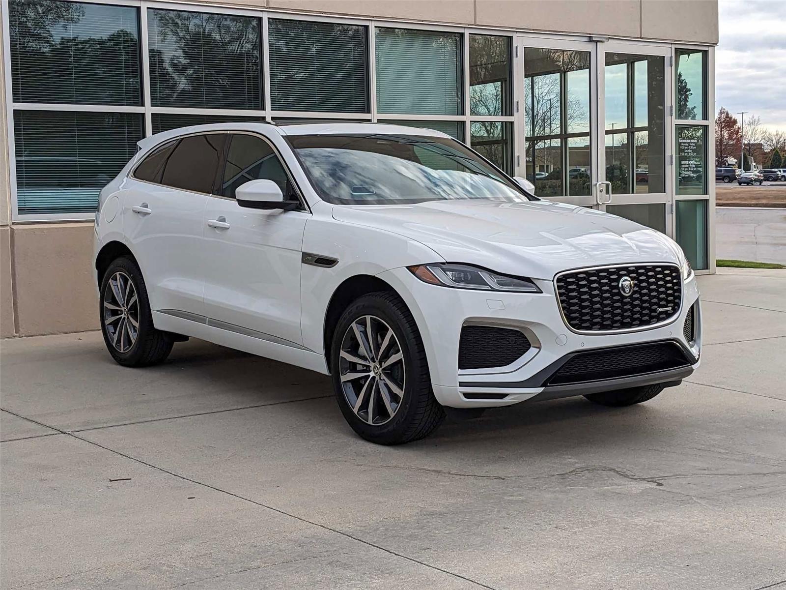 2024 Jaguar F-PACE photo 3