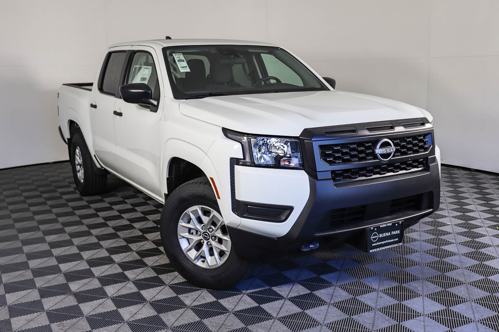 2025 Nissan Frontier S's photo