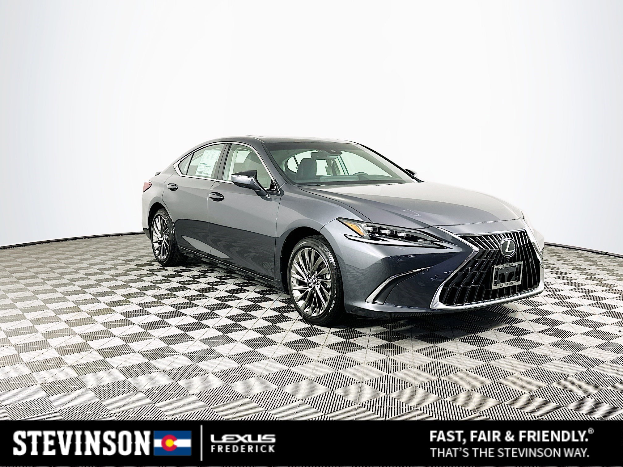 2025 Lexus ES Hybrid 300h Luxury's photo