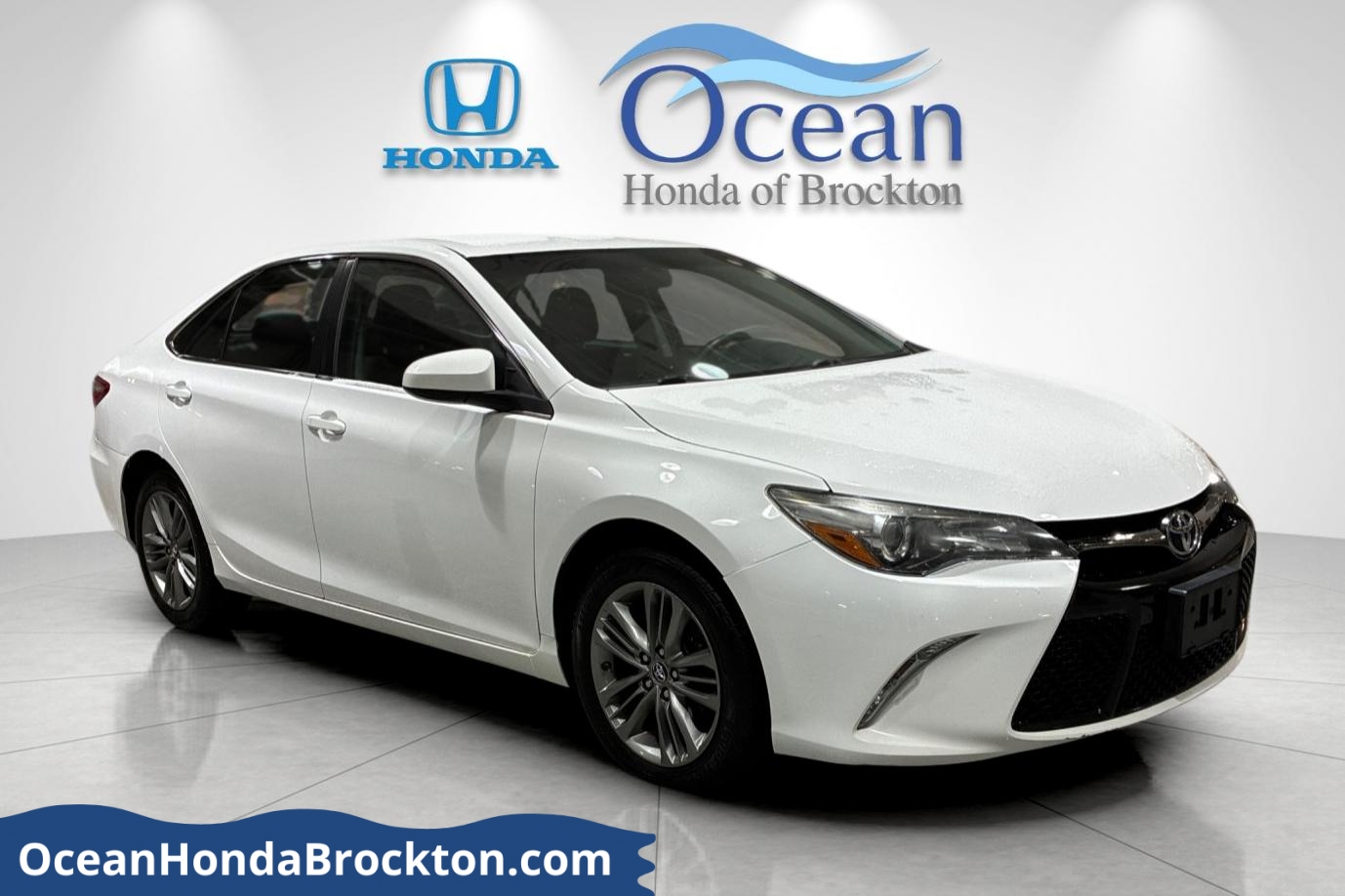 2017 Toyota Camry SE's photo