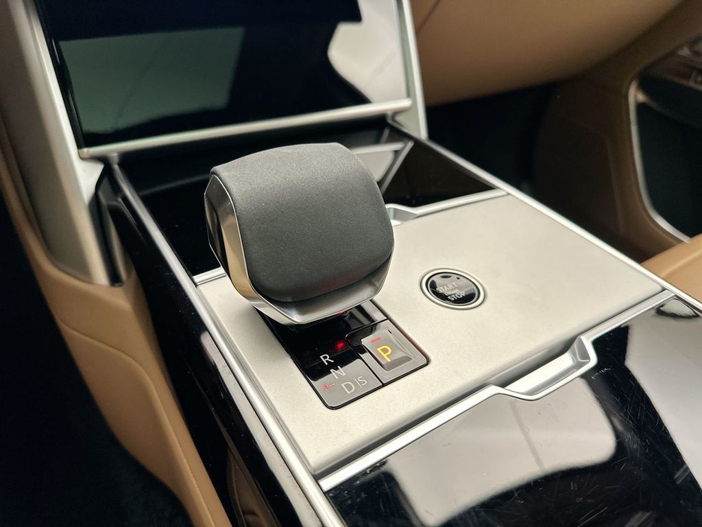 2024 Land Rover Range Rover SE photo 11