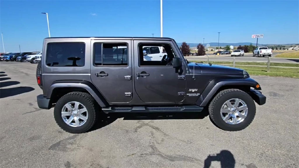 2016 Jeep Wrangler Unlimited Sahara photo 9