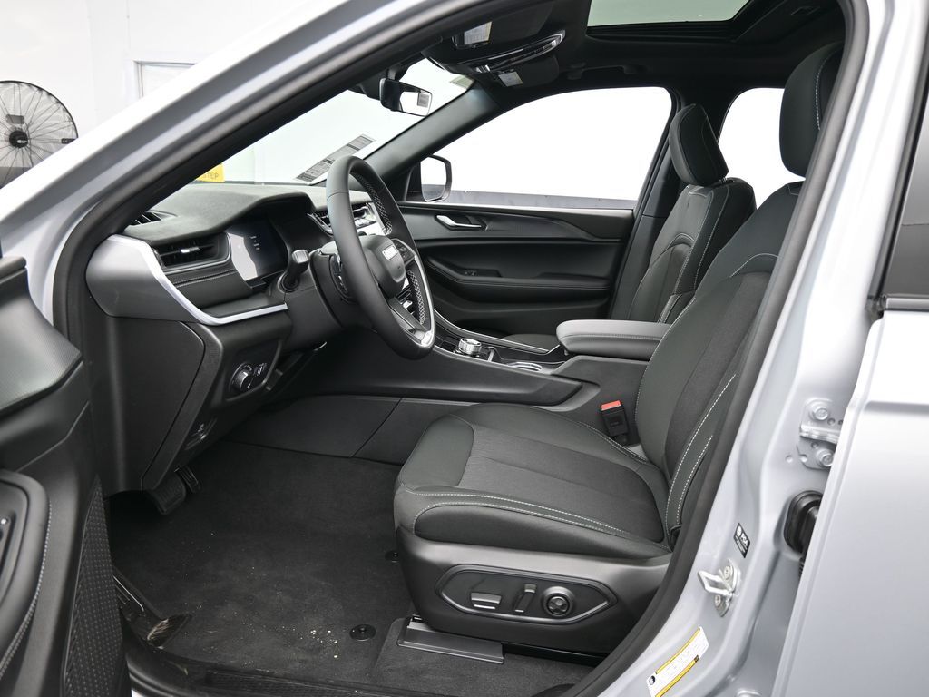 2025 Jeep Grand Cherokee Laredo photo 3