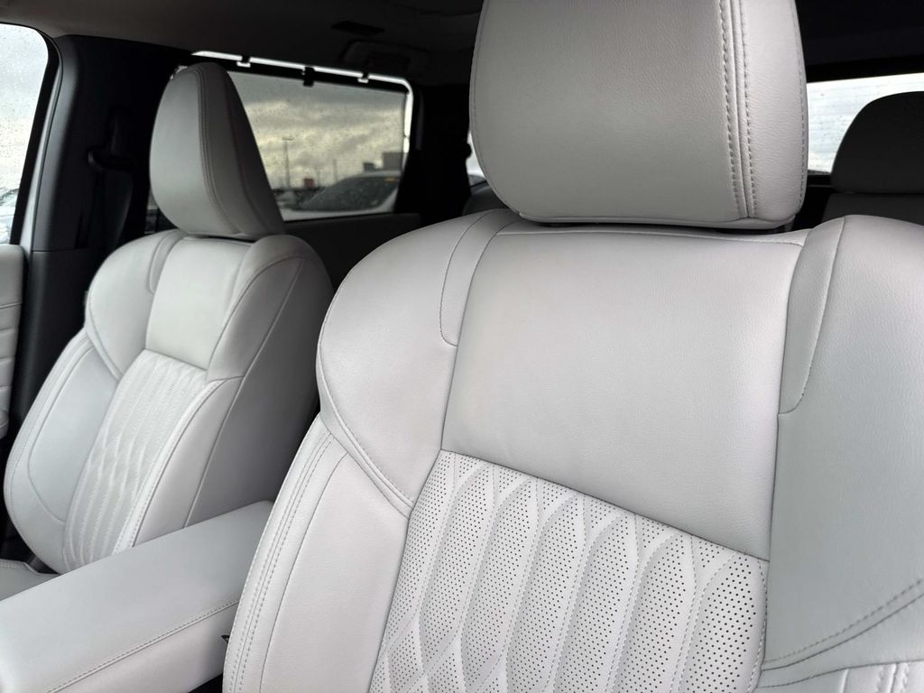 2025 Mitsubishi Outlander SEL photo 22