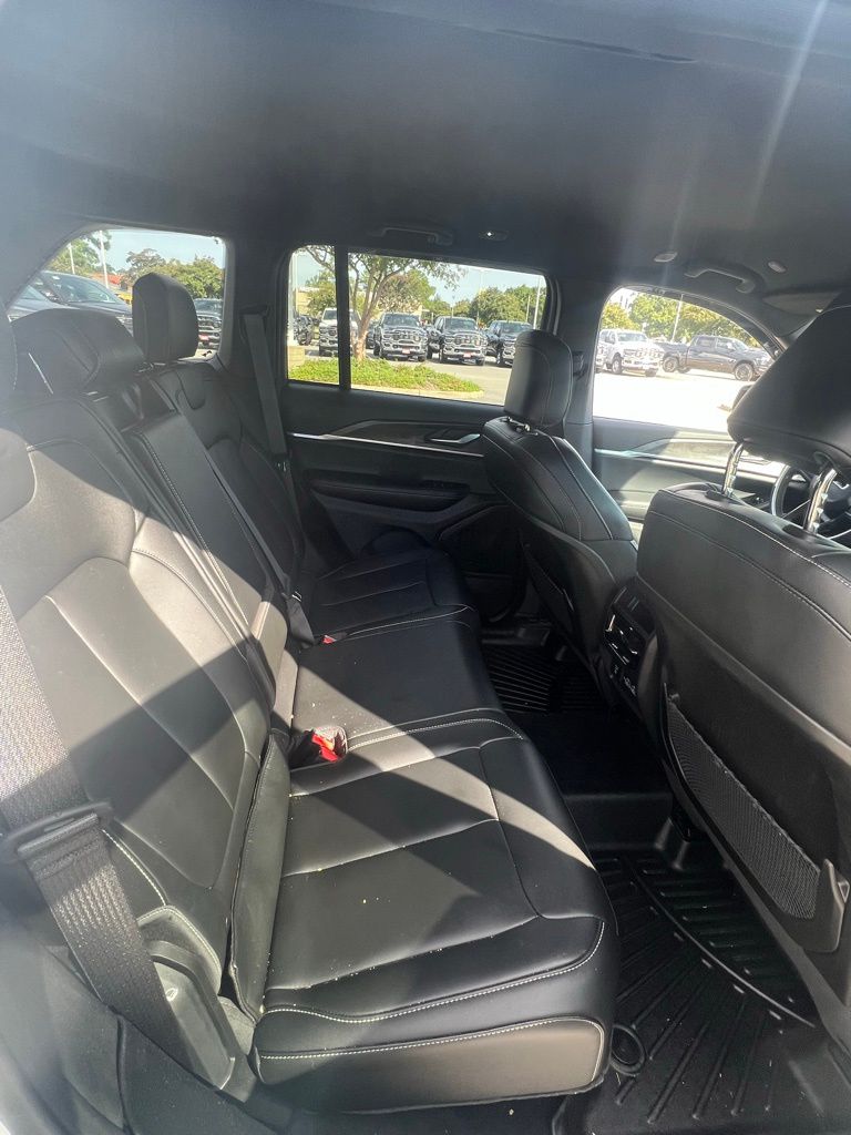 2025 Jeep Grand Cherokee Limited photo 9