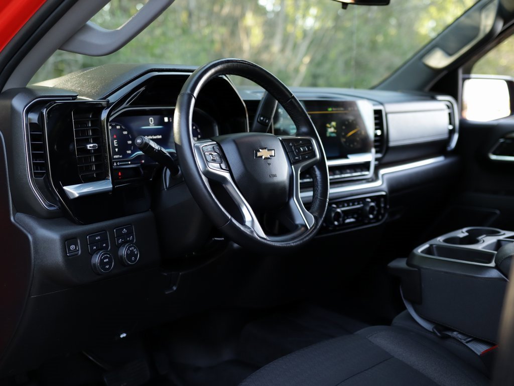 2022 Chevrolet Silverado LT photo 9