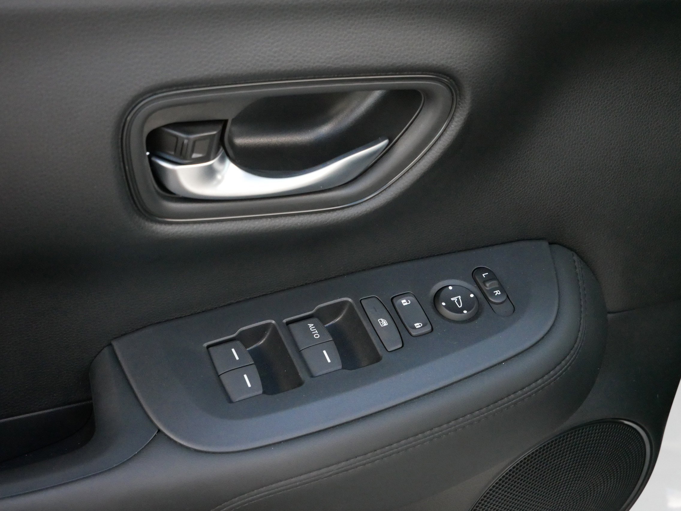 2025 Honda HR-V LX photo 15