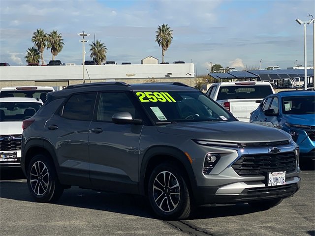 2025 Chevrolet Trailblazer LT photo 2