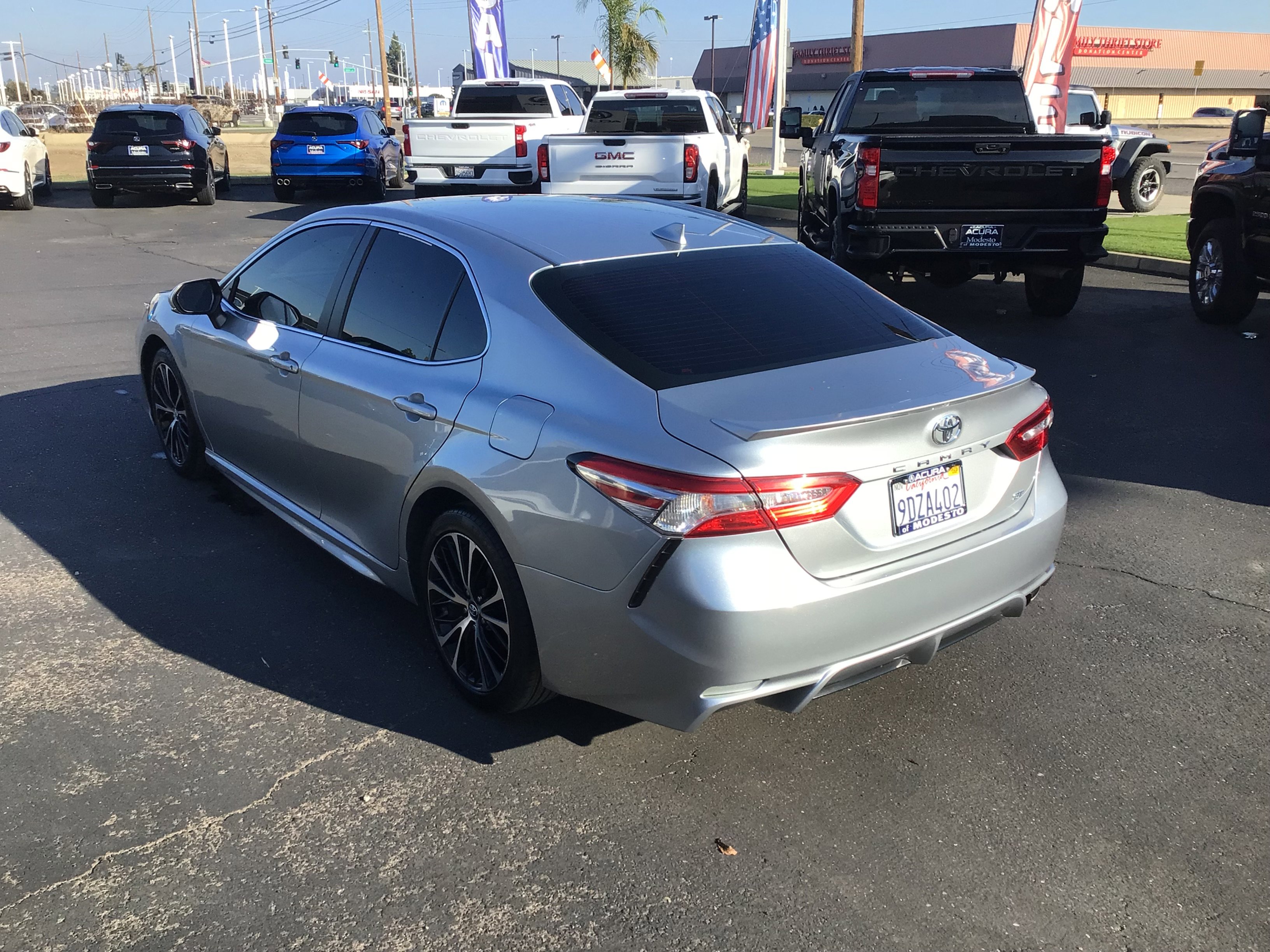2020 Toyota Camry SE photo 4