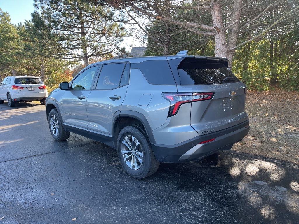 2025 Chevrolet Equinox LT photo 2