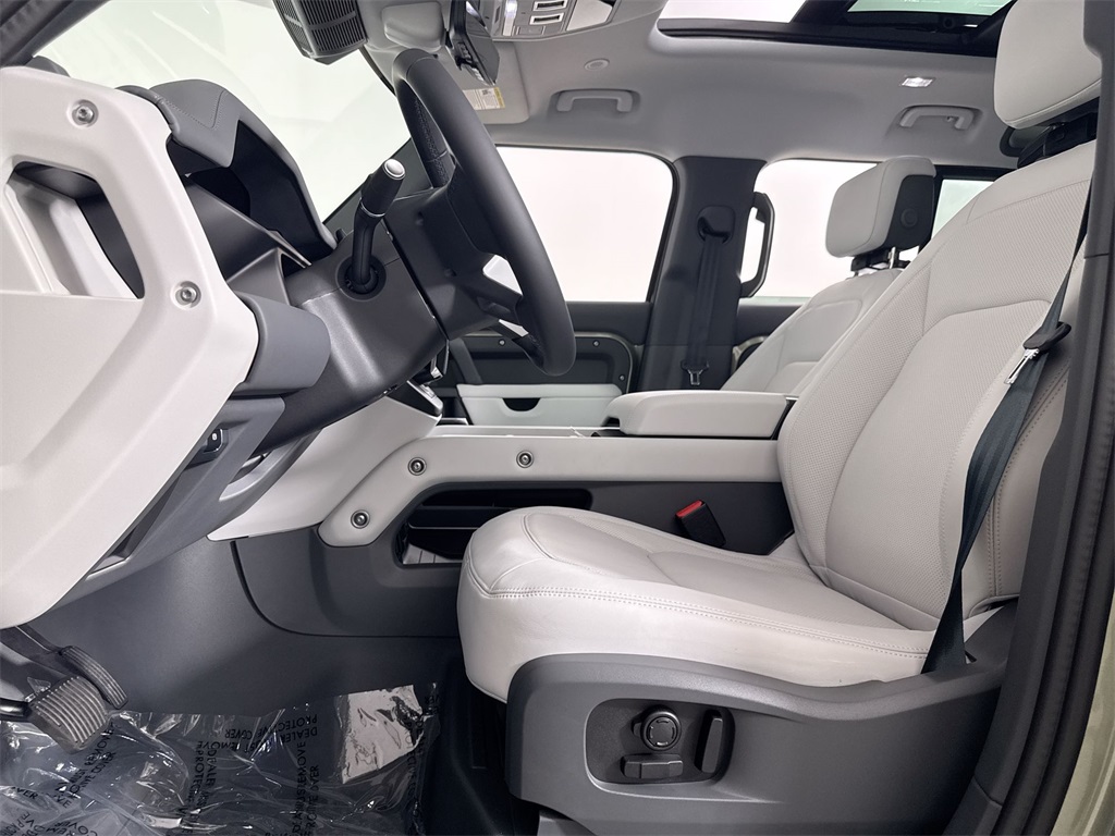 2025 Land Rover Defender 110 S photo 11