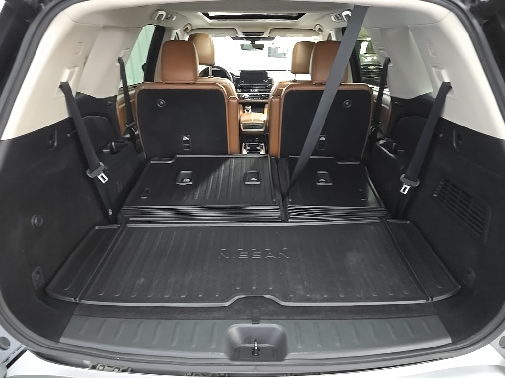 2023 Nissan Pathfinder Platinum photo 12