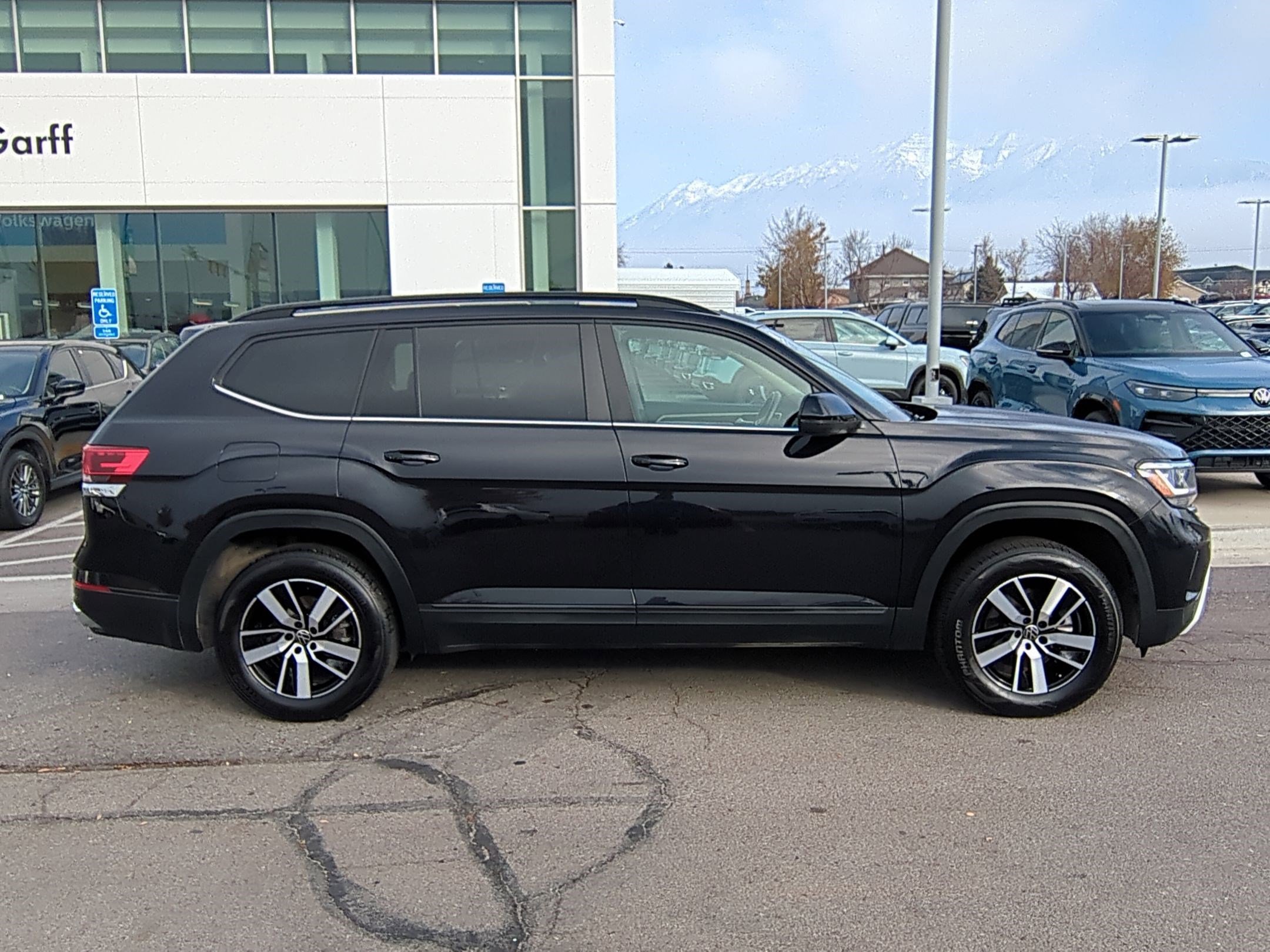 2022 Volkswagen Atlas SE photo 2