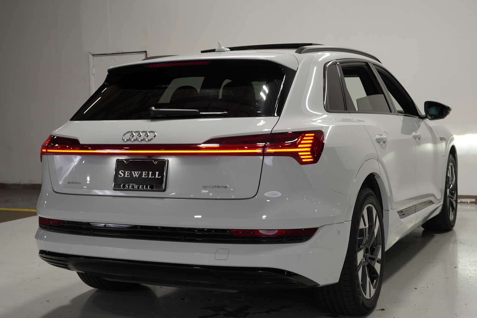 2021 Audi e-tron Premium photo 4