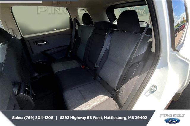 2022 Nissan Rogue SV photo 17