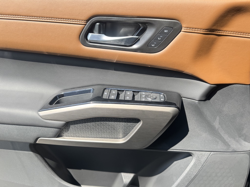 2025 Nissan Pathfinder Platinum photo 12