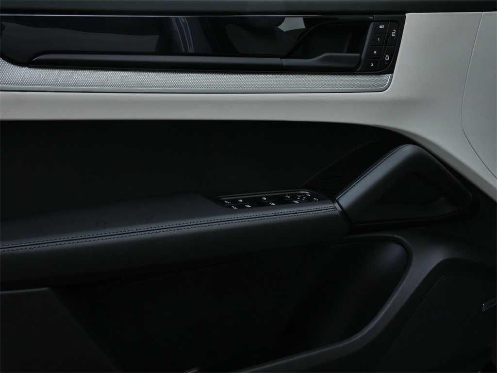2024 Porsche Cayenne S photo 11