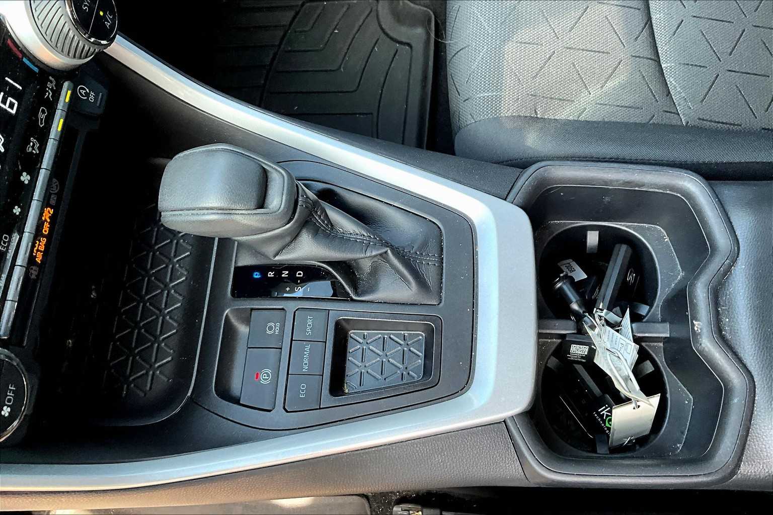 2023 Toyota RAV4 XLE photo 12
