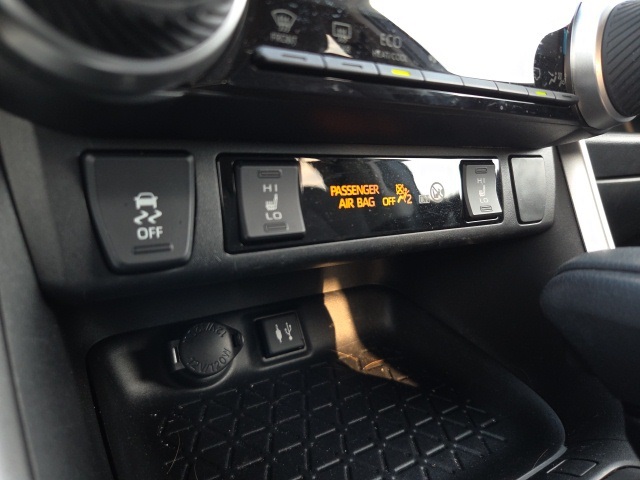 2019 Toyota RAV4 Hybrid XLE photo 27