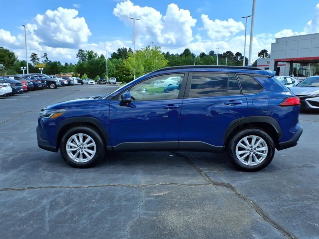 2022 Toyota Corolla Cross LE photo 2