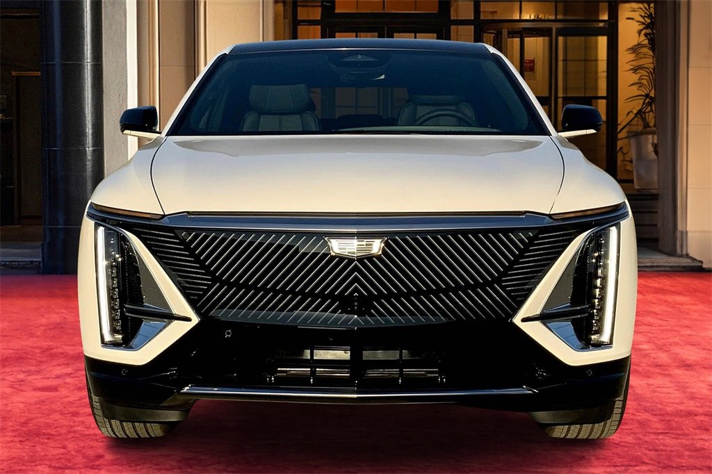 2025 Cadillac Lyriq Luxury photo 3