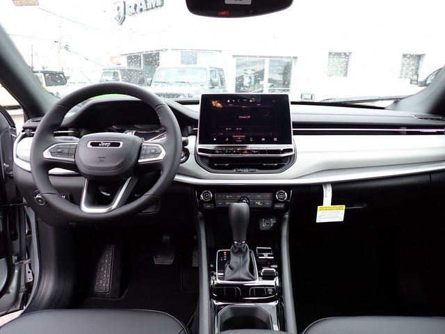 2025 Jeep Compass Limited photo 12