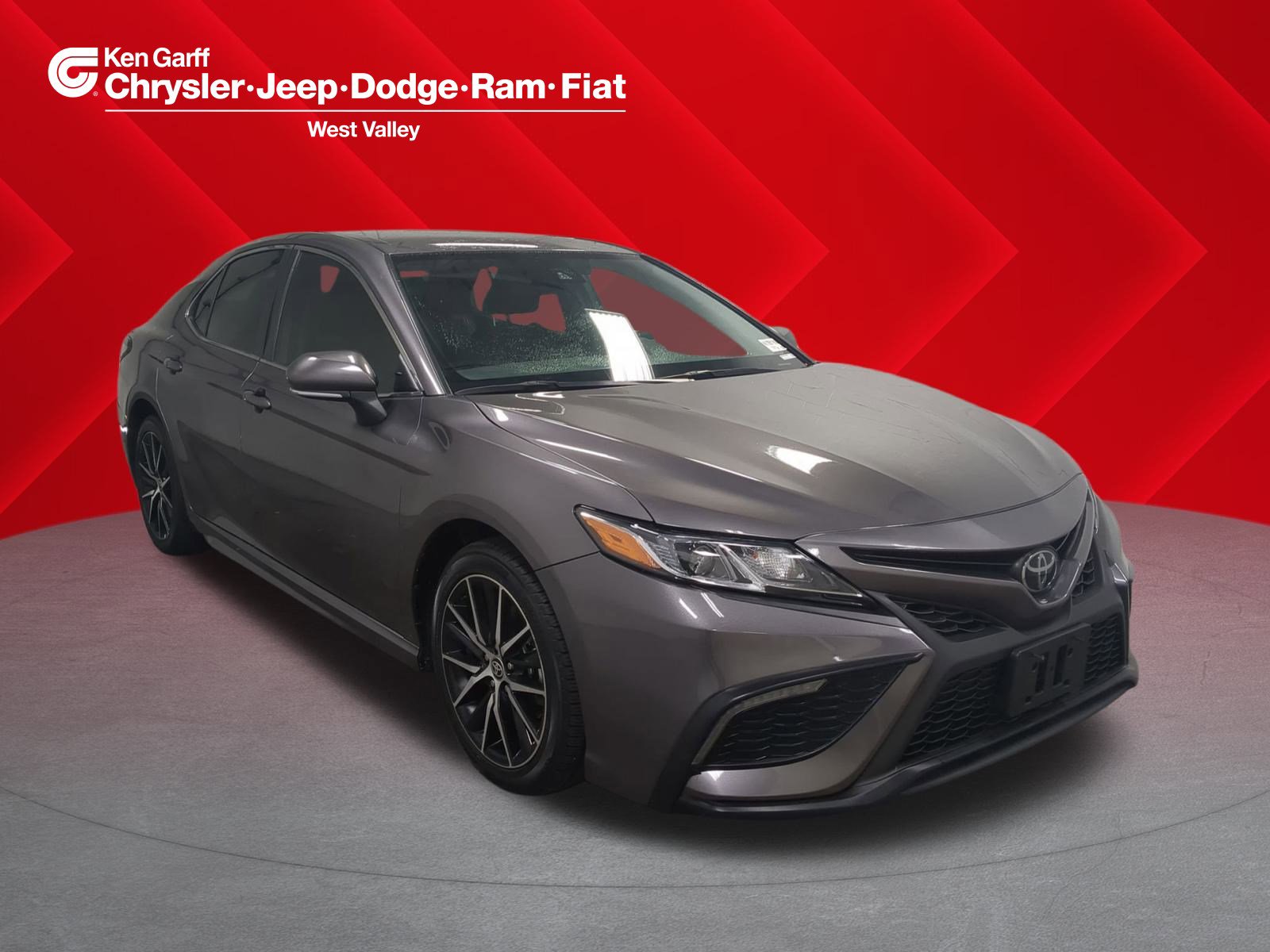 2022 Toyota Camry SE's photo