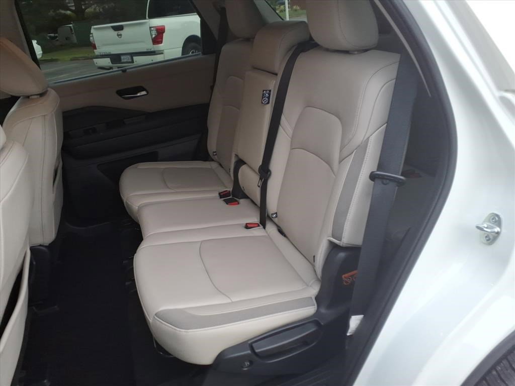 2023 Nissan Pathfinder SL photo 9