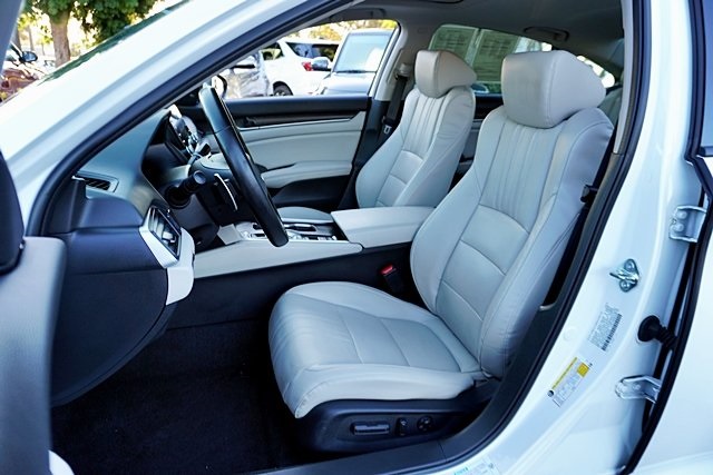 Used 2018  Honda Touring image 14