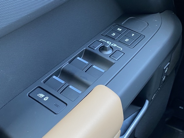 2025 Land Rover Defender 110 S photo 24