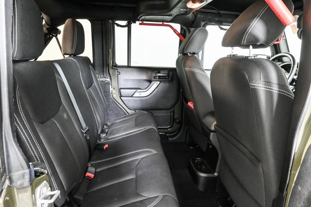 2015 Jeep Wrangler Unlimited Rubicon photo 17