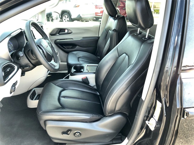 2024 Chrysler Pacifica Touring L photo 3