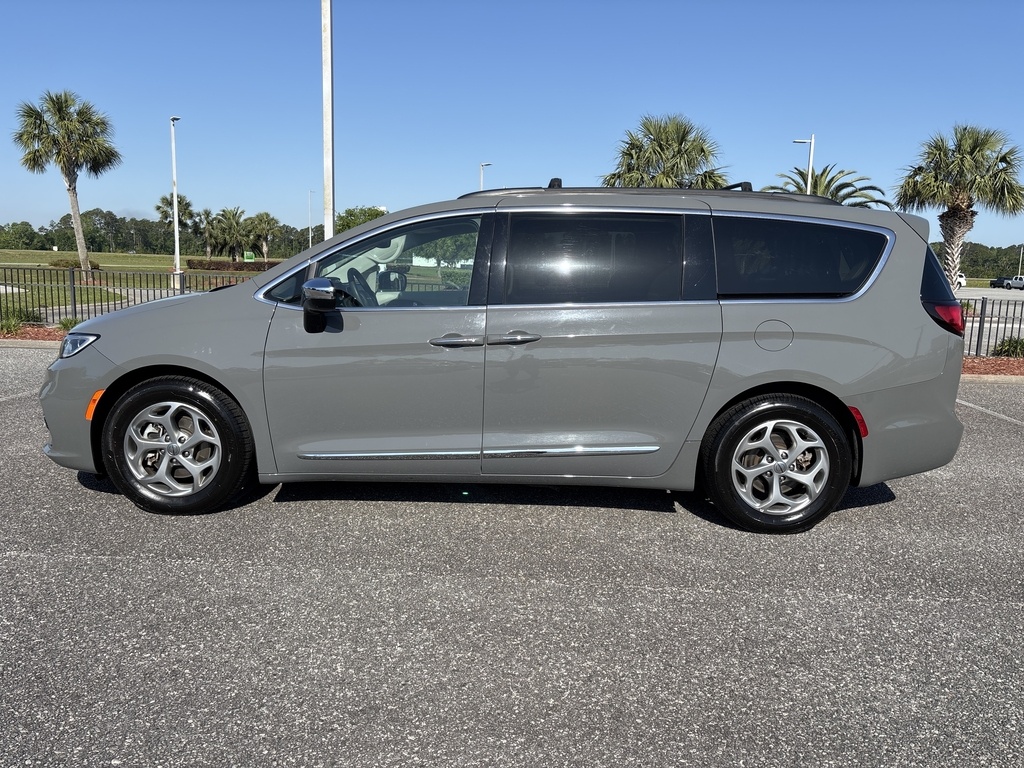 2023 Chrysler Pacifica Limited photo 2