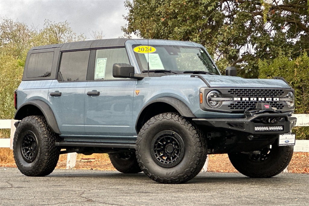 2024 Ford Bronco Badlands photo 2