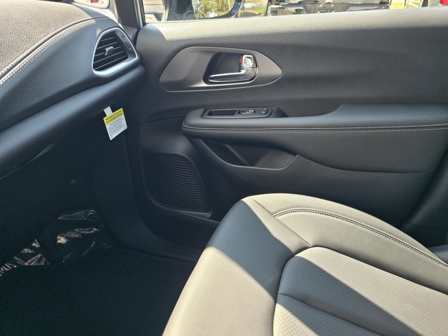 2026 Chrysler Pacifica photo 15