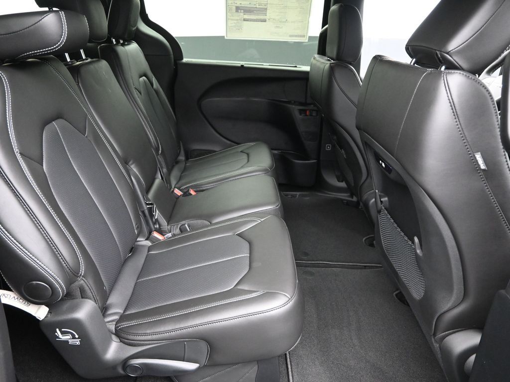 2026 Chrysler Pacifica photo 5
