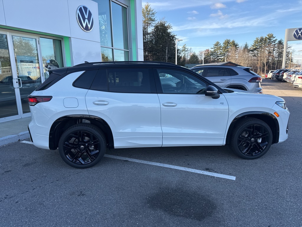 2026 Volkswagen Tiguan SE R-Line Black photo 4