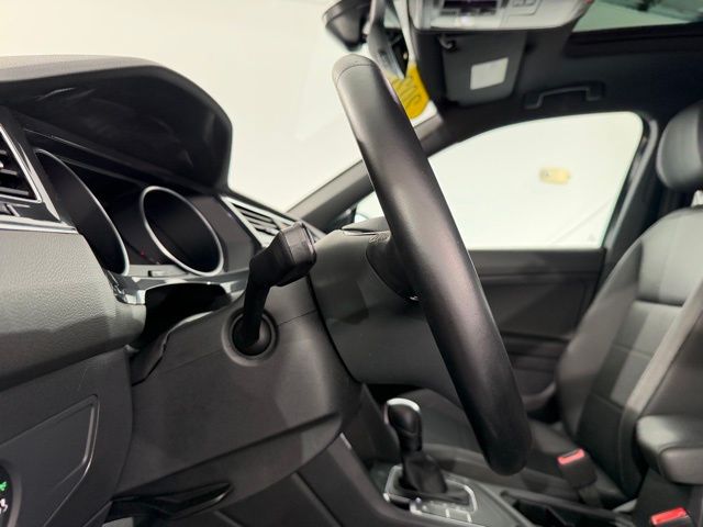 2020 Volkswagen Tiguan SE R-Line Black photo 39