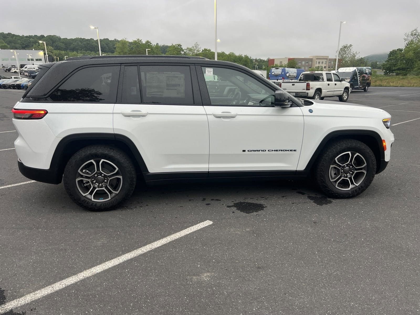 2023 Jeep Cherokee 4xe Trailhawk photo 4