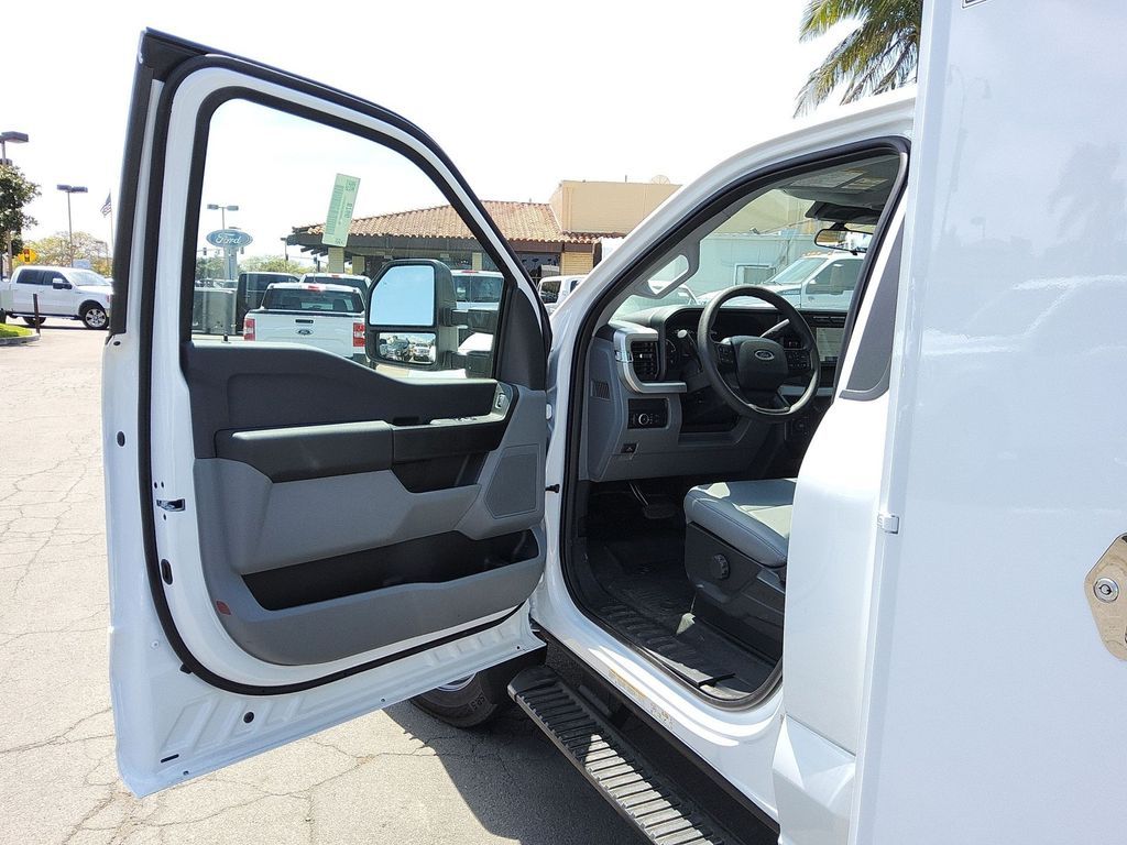 2024 Ford F-550 photo 3